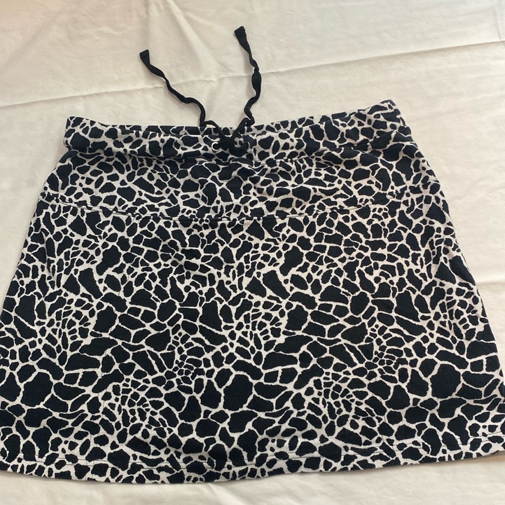 Anne Klein Sport size Large Skort. Black and White animal print.